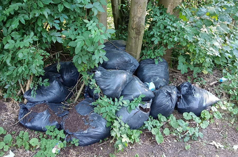 Sacs poubelle jetés dans la nature