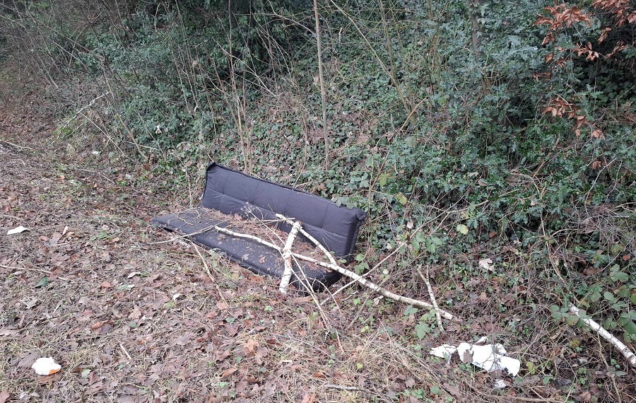 Déchet : Canapé abandonné au bord de la route