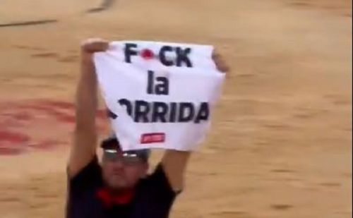 Jeremstar s'introduit dans l'arène de Nîmes lors d'une corrida et bran Jeremstar s'introduit dans l'arène de Nîmes lors d'une corrida et bran