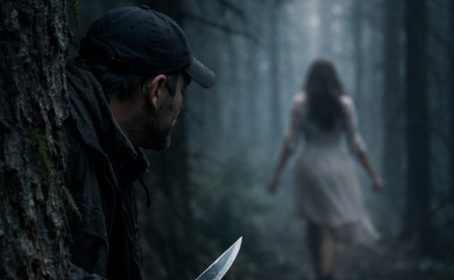 Dans une forêt, un homme, armé d'un couteau, traque une femme Dans une forêt, un homme, armé d'un couteau, traque une femme