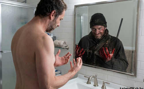 Homme face à son reflet avec ses mains ensanglantées Homme face à son reflet avec ses mains ensanglantées