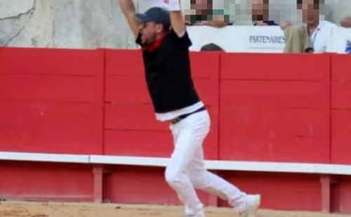 Jeremstar dans l'arène de Nîmes - Fuck la Corrida Jeremstar dans l'arène de Nîmes - Fuck la Corrida