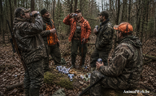 groupe de chasseurs qui boivent des canettes de bières groupe de chasseurs qui boivent des canettes de bières